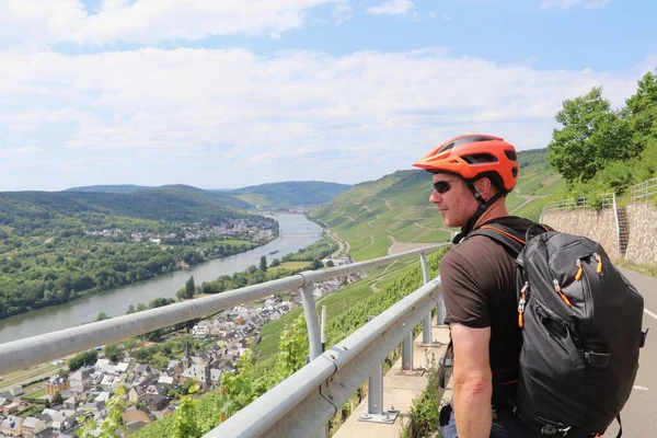 Parlak Turuncu Bisiklet Kasklı Adam Moselle Nehrinin Panoramik Manzarasına Bakıyor — Stok fotoğraf