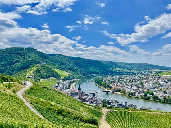 Moselle Nehri Üzerindeki Bernkastel Kues Nehir Kıvrımlarının Üzüm Bağlarının Panoramik — Stok fotoğraf