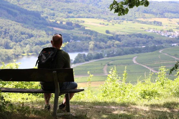 Silhouette Man Sitting Bench Resting While Enjoying View River — Stock Photo, Image