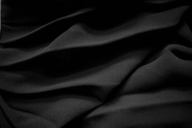 Siyah pileli kumaş. Koyu renk kıyafetler.