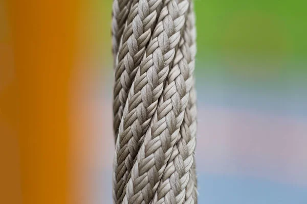 Corda vertical close-up em um fundo de cor borrada — Fotografia de Stock