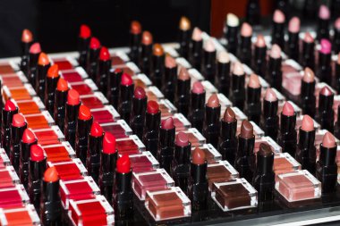 Siyah arkaplanda ruj kırmızı ve kahverengi tonlar paleti