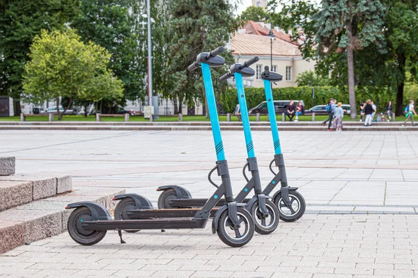 Trzy skutery elektryczne stoją na rynku i czekają na klientów — Zdjęcie stockowe