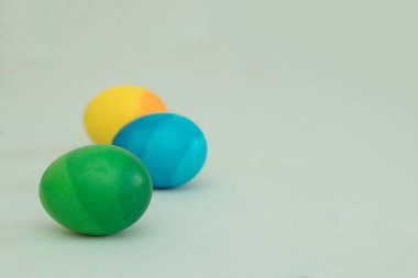Yumuşak arkaplanlı ombre renkli paskalya yumurtaları.