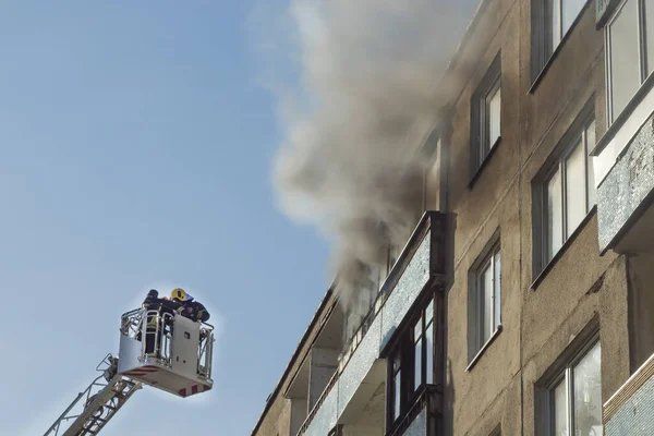 Πυροσβέστες στις σκάλες σβήνουν τη φωτιά — Φωτογραφία Αρχείου