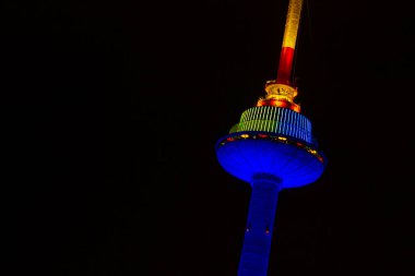 Vilnius TV kulesinin Ukrayna bayrağı renginde aydınlanması, eğik, siyah bir arkaplan