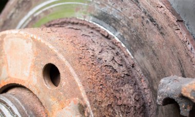 Eski paslı kırık araba fren diskleri desteği