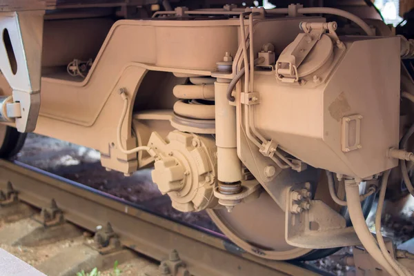 Demiryolunda büyük bir metal tekerlek mekanizması var.