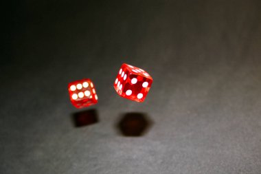 kırmızı zar siyah arkaplanda hareket halinde