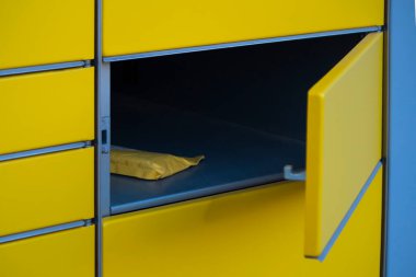 depolama hücresinin kapısını paketle aç