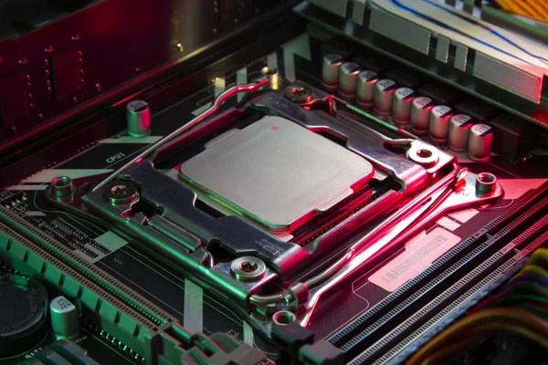 Számítógép központi feldolgozó egység az alaplapon közelkép piros és zöld megvilágításban — Stock Fotó