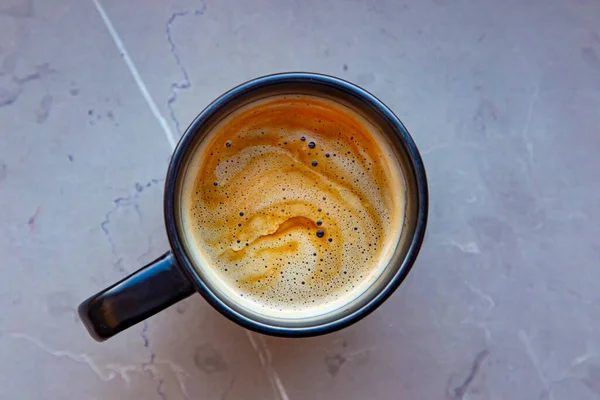 Kaffeeschaum Aus Marmor Einem Schwarzen Becher Auf Einem Grauen Tisch — Stockfoto