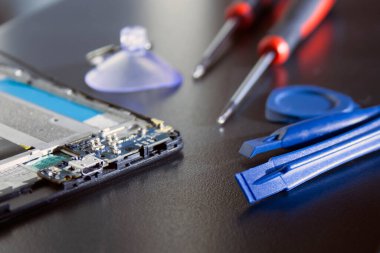 Siyah tablo arka planında cep telefonu tamir araçları