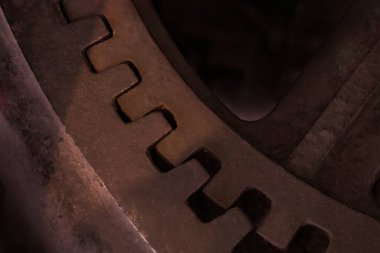 Karşılıklı uyumluluğun sembolü olarak demir güçlü dişlileri birleştirmek