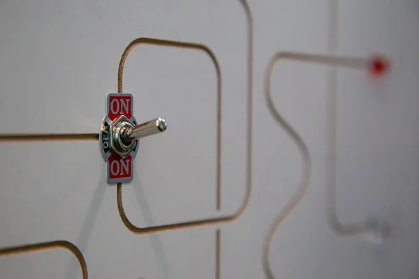 Bir demo laboratuvar devresindeki kırmızı elektrik düğmesi, biraz bulanık, bulanık.