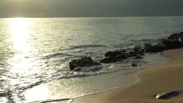 Θαλάσσια κύματα χτυπούν πέτρες στην ακτή — Αρχείο Βίντεο