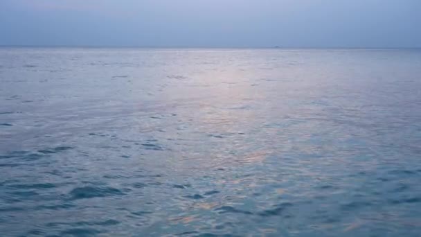 Море с яхтой на горизонте — стоковое видео