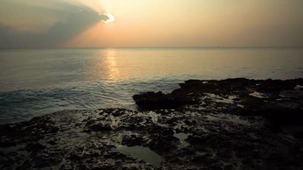 海の夕日の石の海岸 — ストック動画