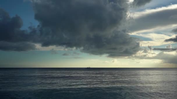 船は海岸沿いの海の地平線を航海する。 — ストック動画