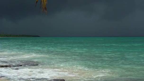 Море перед дождем — стоковое видео