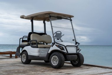 Deniz kenarındaki rıhtımda golf arabası.