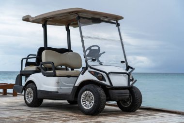 Deniz kenarındaki rıhtımda golf arabası.