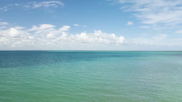 Море синего цвета с высоты — стоковое видео