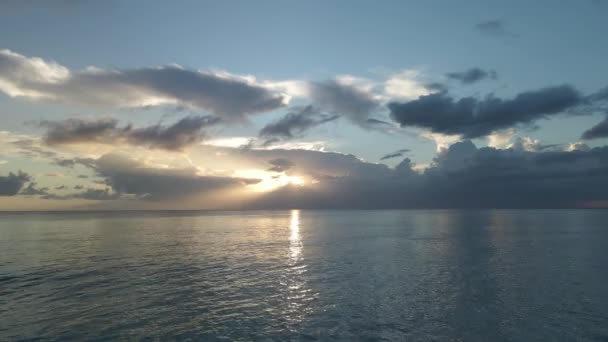 Schöner Sonnenuntergang am Meer mit Wolken — Stockvideo