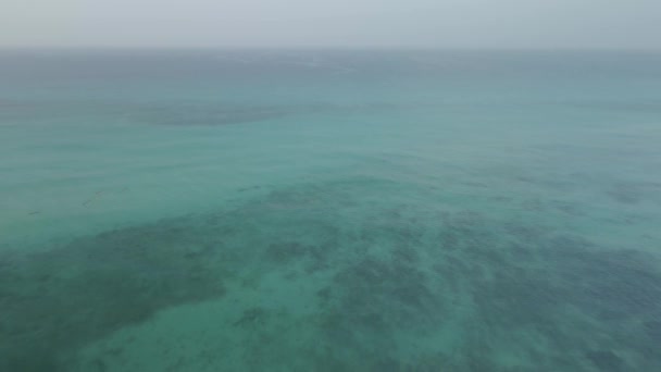 Тихий океан з тихими хвилями й човнами. — стокове відео