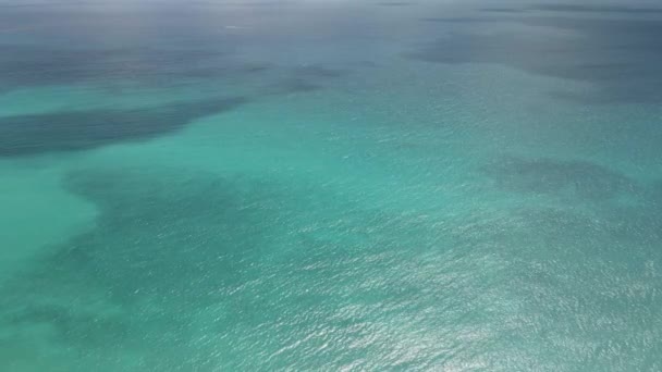 Вид на красивый бирюзовый океан — стоковое видео