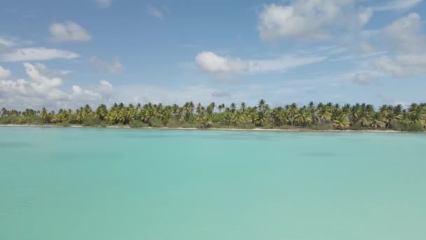 Utsikt över tropiska ön från havet — Stockvideo