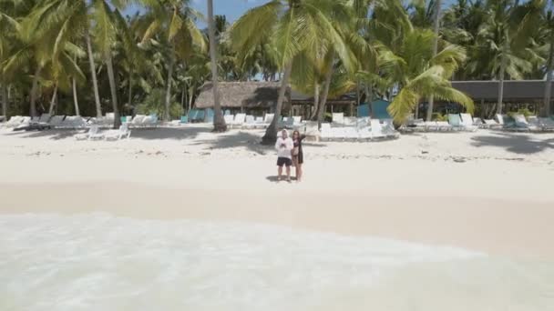 島で笑ってる若いカップル — ストック動画