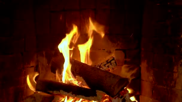 Zářící oheň v krbu z domácího kamene — Stock video