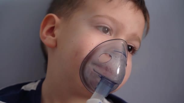 A gyermek beteg és porlasztóval lélegzik. — Stock videók