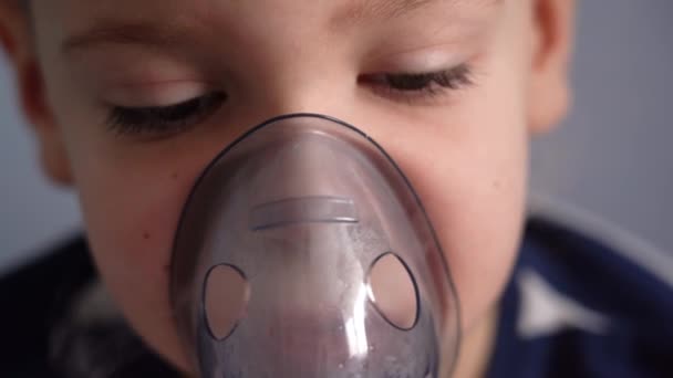 Detailní záběr dítě dýchá s rozprašovačem — Stock video