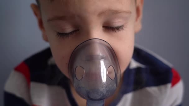 Close-up child breathing with a nebulizer — Stock Video