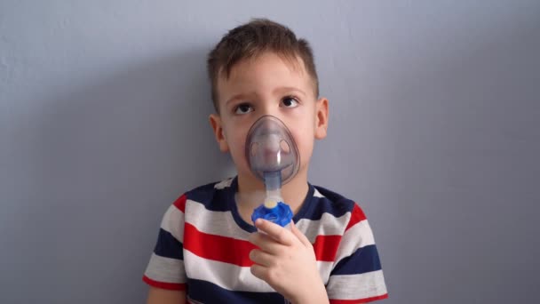 Yatakta oturan çocuk nebulizörle nefes alır. — Stok video
