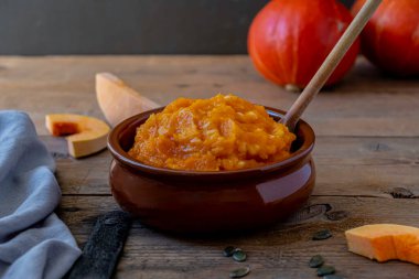 ahşap bir masa üzerinde kabak püresi
