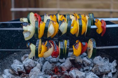 Izgarada sebze şişleri. Vejetaryen yemeği.