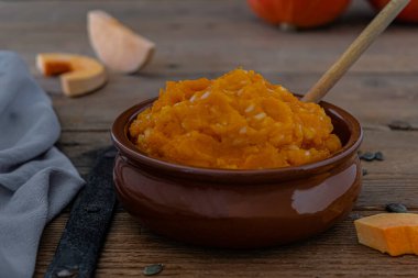 Kahverengi tabakta kabak lapası. Yakın plan.