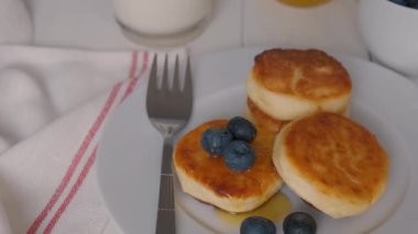 Peynirli kek m m m süzme peynir yaban mersini ve bal ile servis edilir