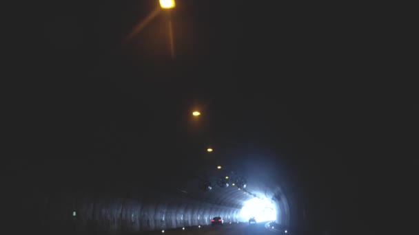 車はトンネルを出る. — ストック動画