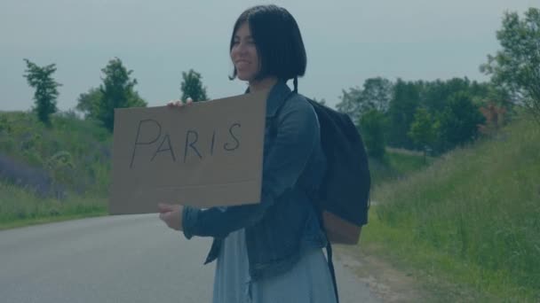 带着背包搭便车去巴黎的女孩 — 图库视频影像