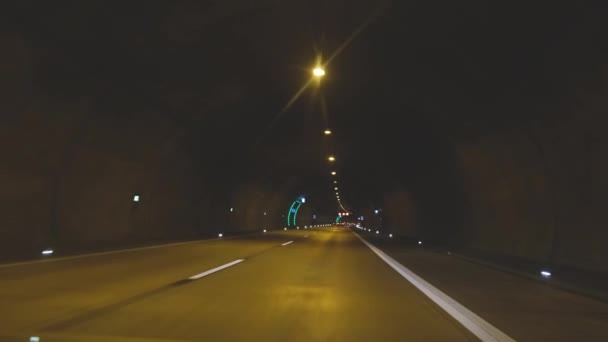 Je traverse le tunnel. La route est souterraine — Video