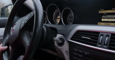 Yakın plan adam araba kullanıyor. İçerideki adam kullanıyor.