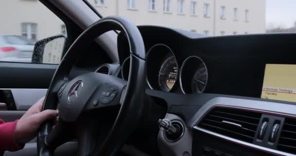 L'homme conduit une voiture en ville en plein jour — Video