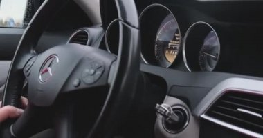 İçerideki arabacı kullanıyor. Araba sürüyorum.