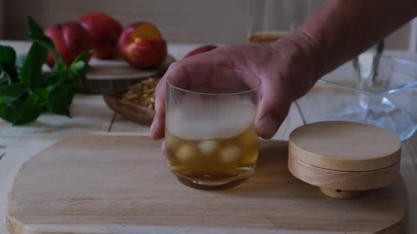 Koktail Asap Tangan Seorang Pria Memegang Gelas Dengan Minuman Berasap — Stok Video