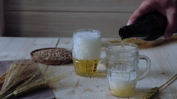 Ποτήρια Μπύρα Ξύλινο Τραπέζι Χέρι Μάννα Χύνει Μπύρα — Αρχείο Βίντεο