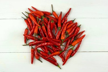 Beyaz masadaki tepside kırmızı biber. Yukarıdan bak. Yüksek kalite fotoğraf